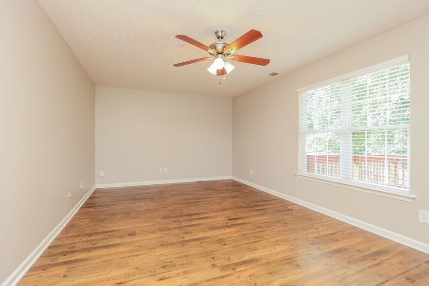 Building Photo - 713 Clear Cir