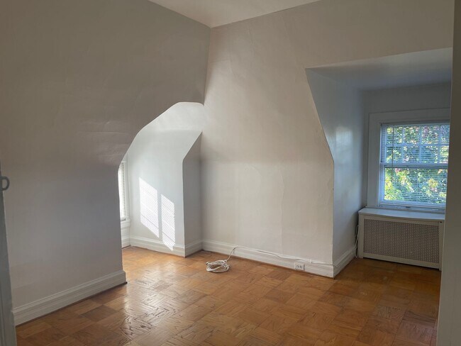 Building Photo - 720 Gladstone Ave