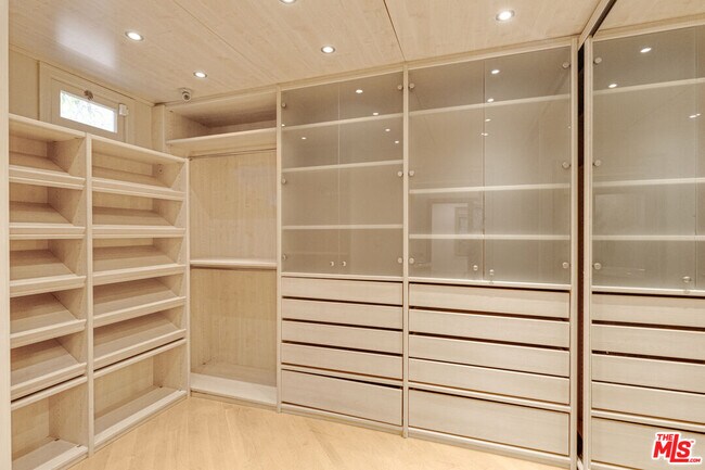 Building Photo - 821 Whittier Dr