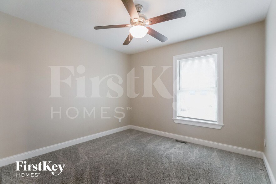 Building Photo - 810 York Dr