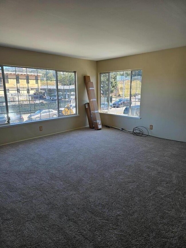 Building Photo - 160 Clarendon Rd