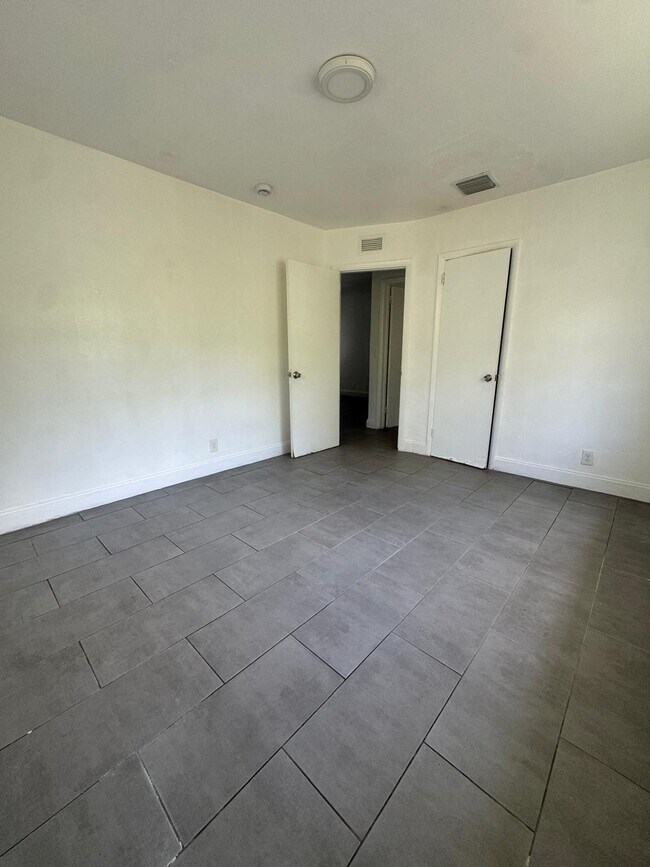 Building Photo - 914 3rd St