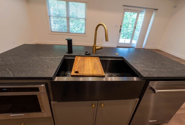 Building Photo - New Construction 4bd/3ba Townhouse