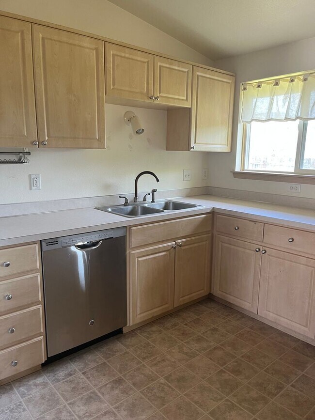 Building Photo - Large 3 bed/2 bath single family home