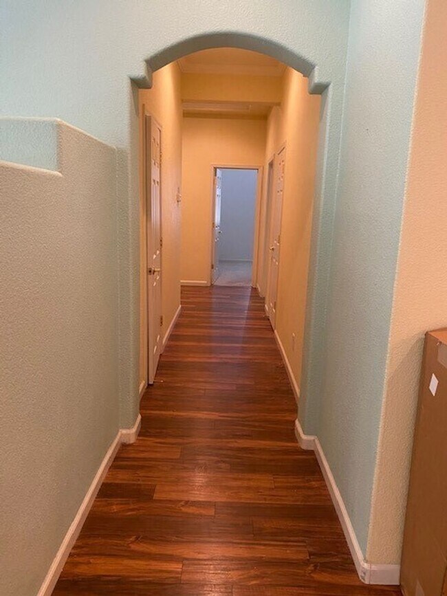 Building Photo - Huge 3 Bed 2 Bath + Den Golf Course Hom...