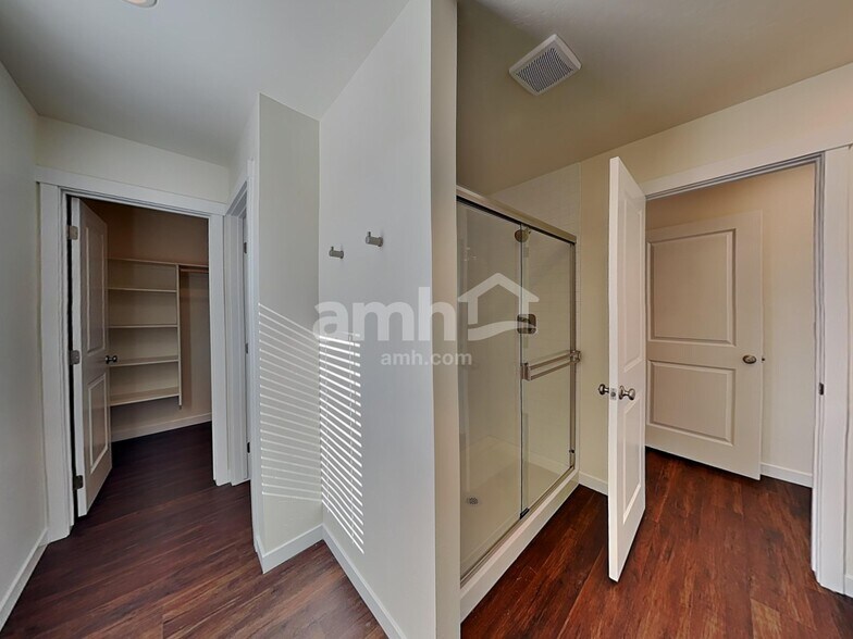 Building Photo - 9523 W Shumard St