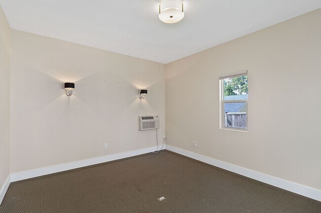 Building Photo - 3739 Hyde Park Ave