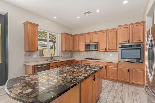 Building Photo - Anthem Highlands home with energy saving u...