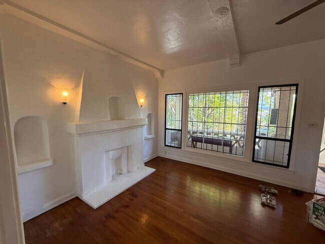 Building Photo - 5942 Willoughby Ave