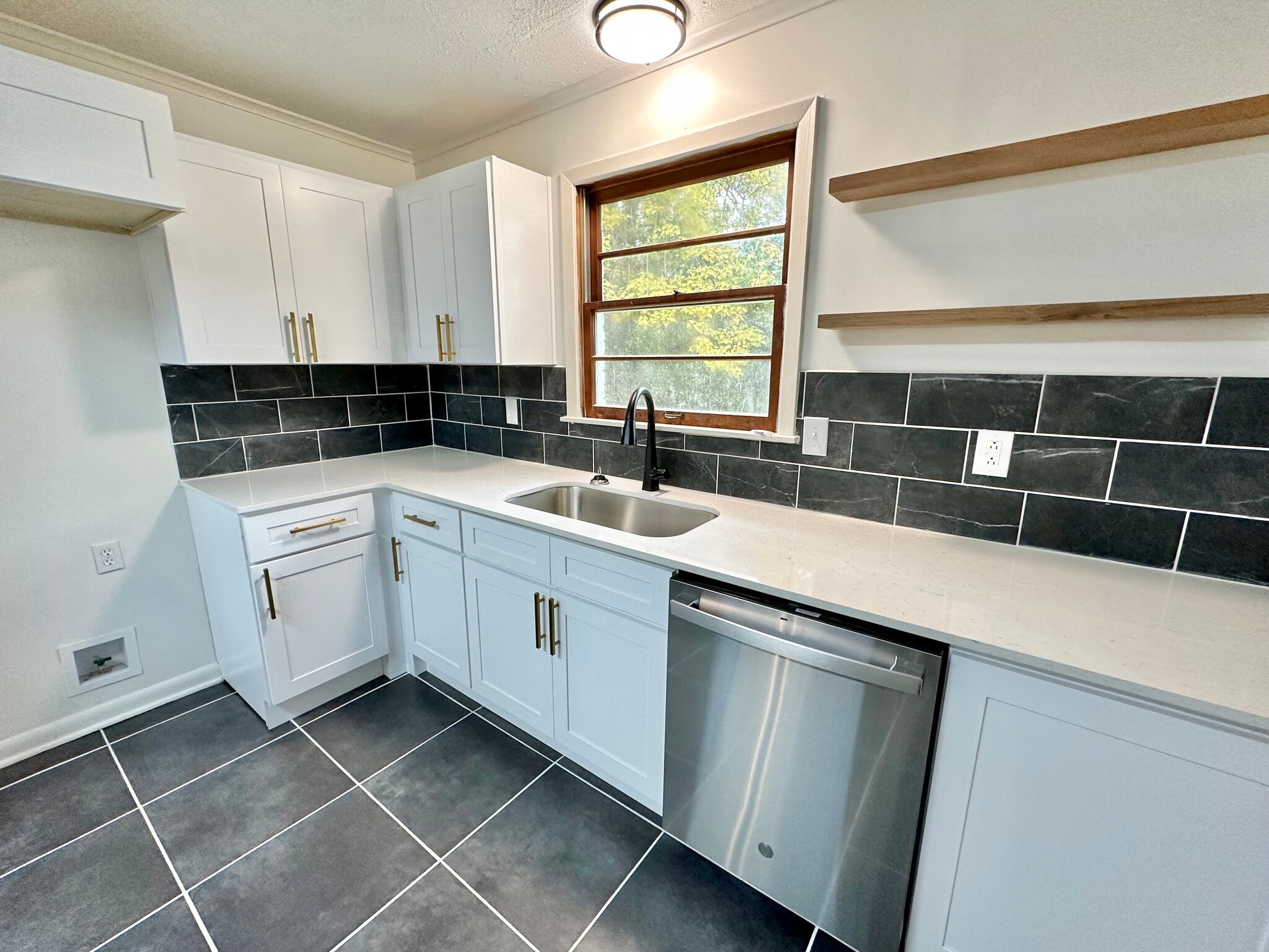 Kitchen 4 - 913 Lynden Blvd
