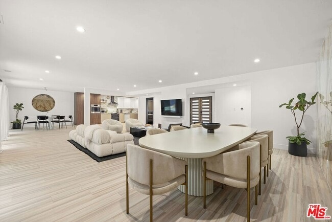 Building Photo - 9289 Swallow Dr