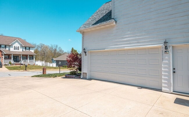 Building Photo - 4Bd/3.5Ba Home Available