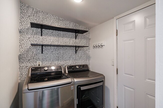 Building Photo - Beautiful Ranch Home in Prime Jefferson Location – Pet Friendly!