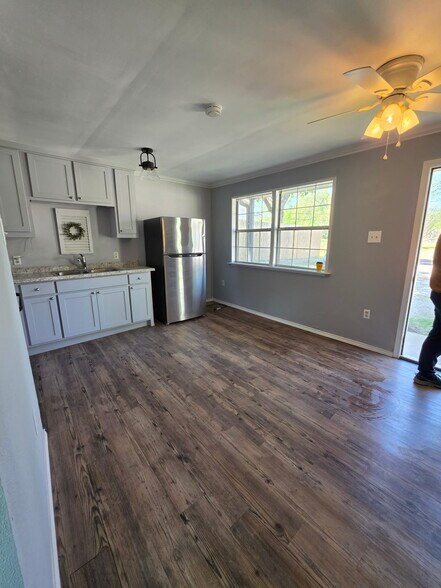 Kitchen/living room - 502 Big Rock St