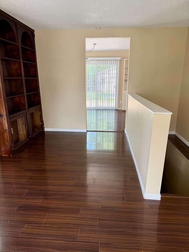 Building Photo - 3 Bed/1.5 Bath House For Rent with 2 Car Garage!