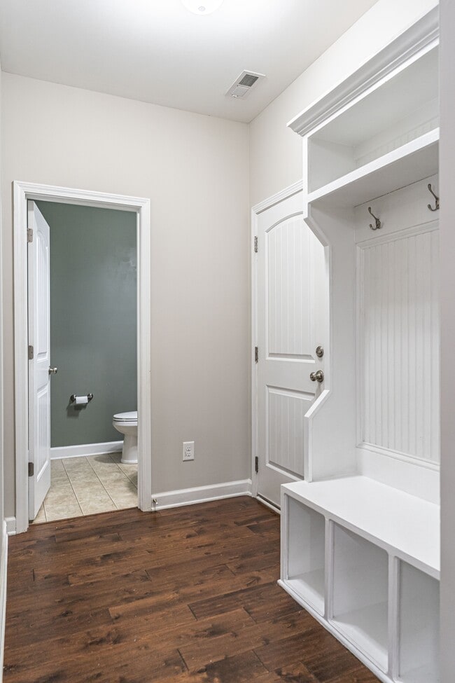 Building Photo - 135 Almond Dr