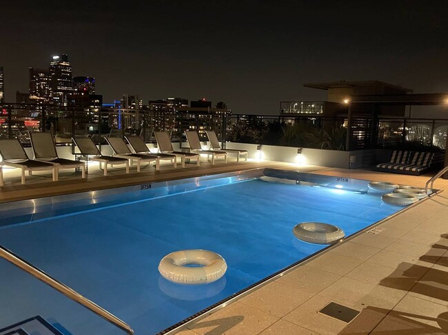 Building Photo - 833 N Clark St