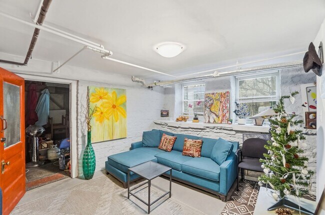 Building Photo - 1220 Louden St