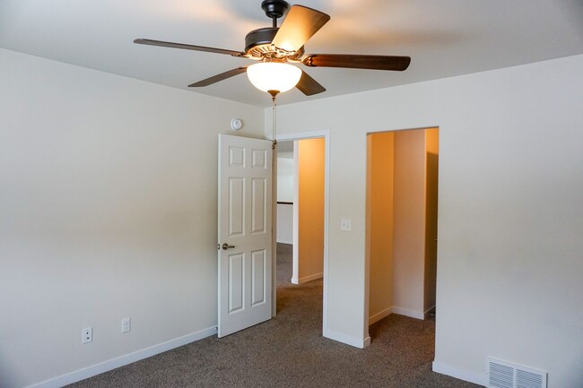 Building Photo - 3 Bed 2 Bath Twin Home