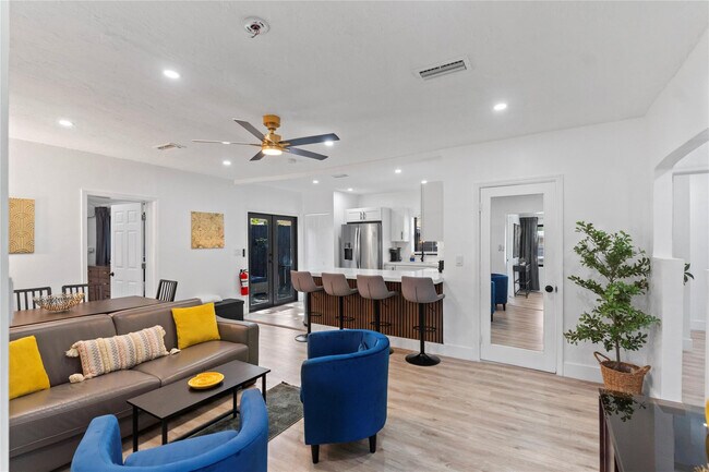 Building Photo - 719 NE 36th St