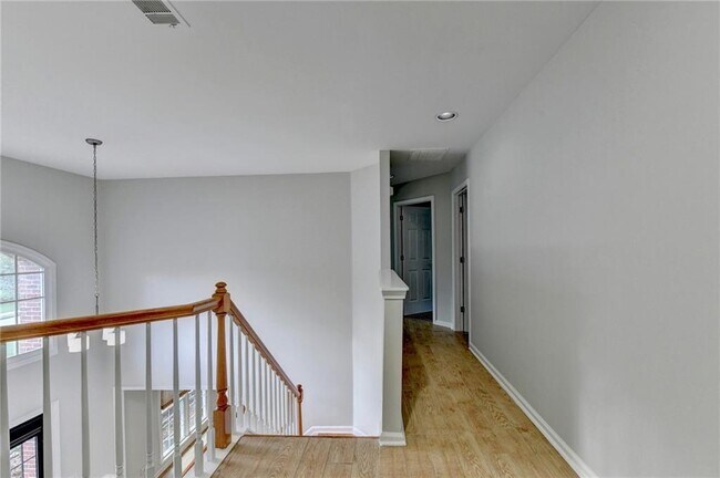 Building Photo - 2835 Crestmont Ct