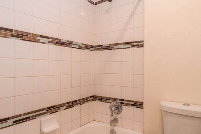 Building Photo - Charming  2 Bed 2 Bath Main Floor Condo Available June 12!