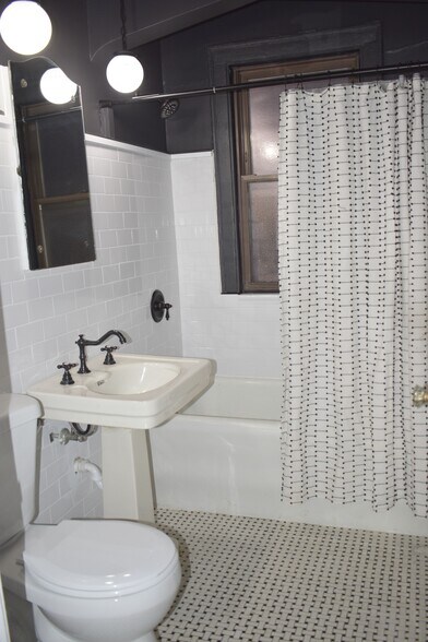 Building Photo - 3218 W Balmoral Ave