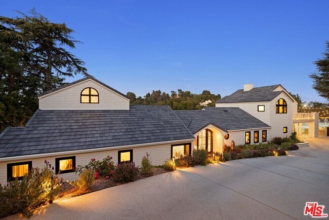 Building Photo - 15438 Mulholland Dr