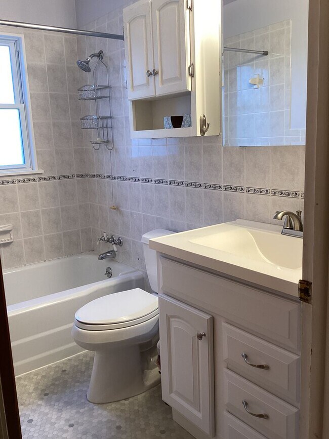 Building Photo - Roomy Updated Home in Established Neighbor...