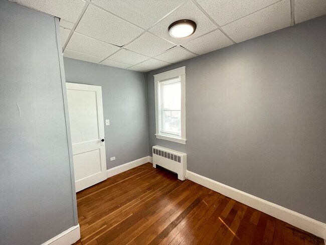 Building Photo - 559 Silver St
