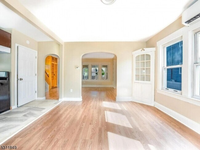 Building Photo - 422 E 5th Ave