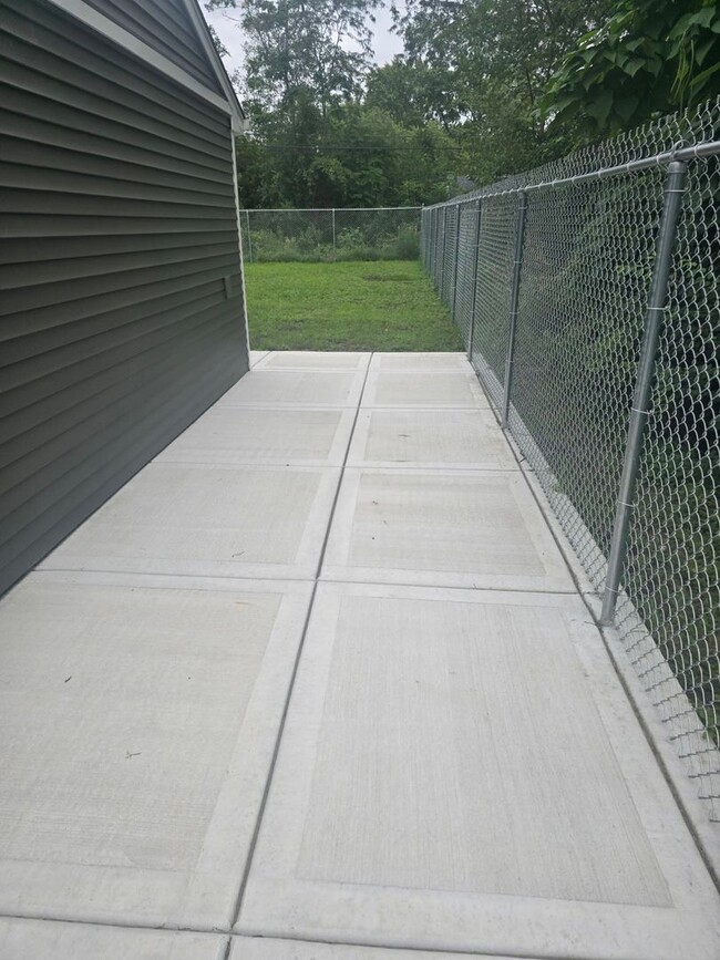 Building Photo - Section 8 Accepted 3 Bedroom w/Fenced Yard
