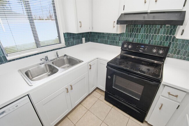 Building Photo - Amazing Pool Home!