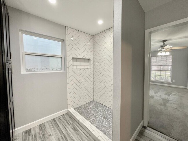 Building Photo - 32 E Bigelow Oak Ct