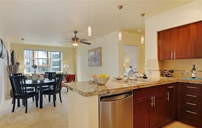 Building Photo - Beautiful Condo in the Heart of Ballard!