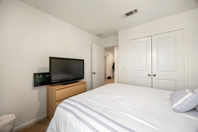 Building Photo - 25927 Chicory Dr