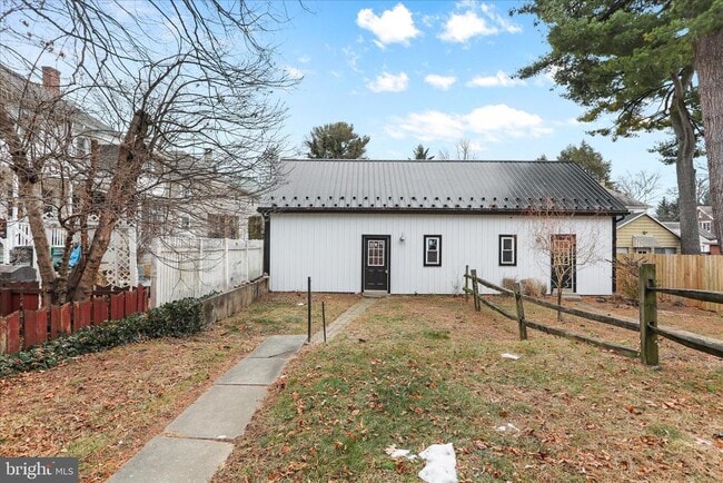 Building Photo - 1052 Edgar Ave