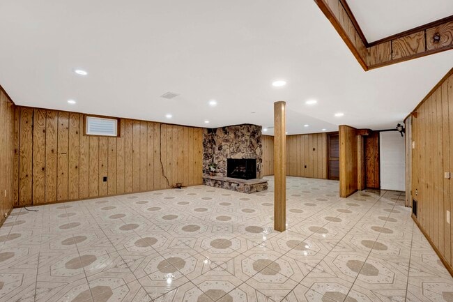 Building Photo - 9410 Lawler Ave