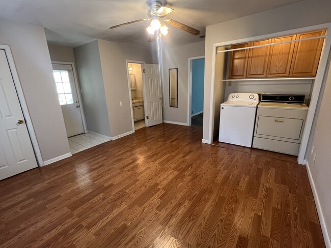 Building Photo - 920 E Walnut St