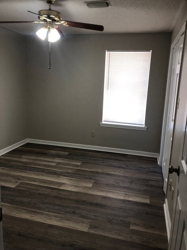 Building Photo - Fully Remodeled 3 Bed / 2 Bath Home in Sea...