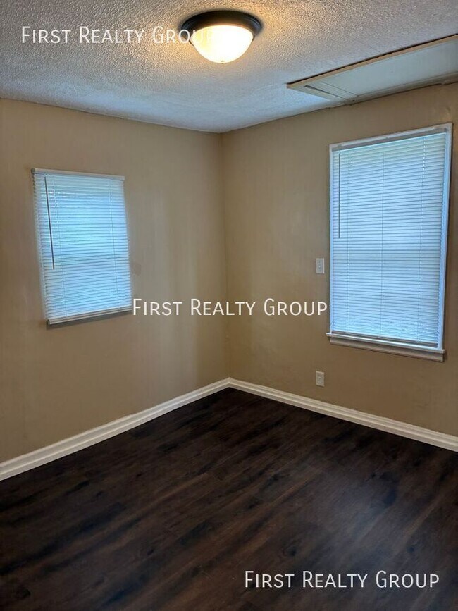 Building Photo - 2924 Preston St