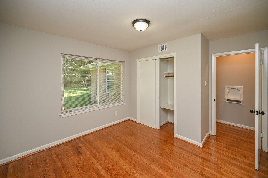 Building Photo - 1602 Sheridan Dr