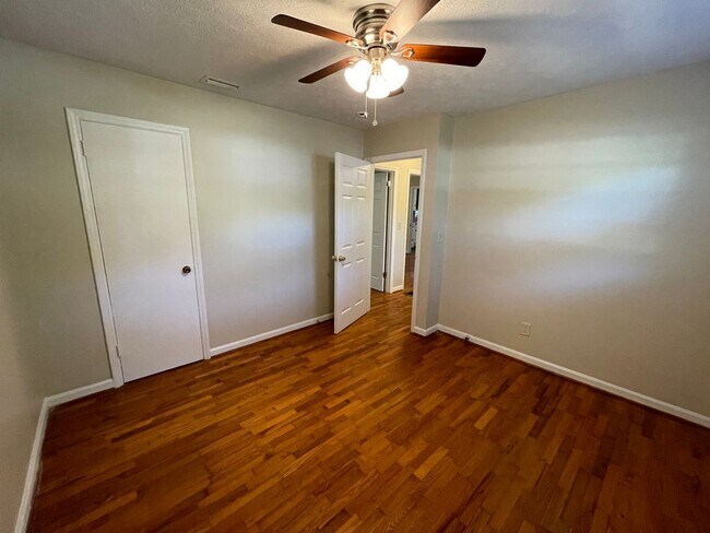 Building Photo - Updated 3/1 House in Lindale $1,295
