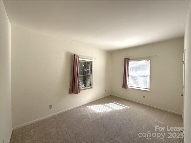 Building Photo - 1016 Queens Rd