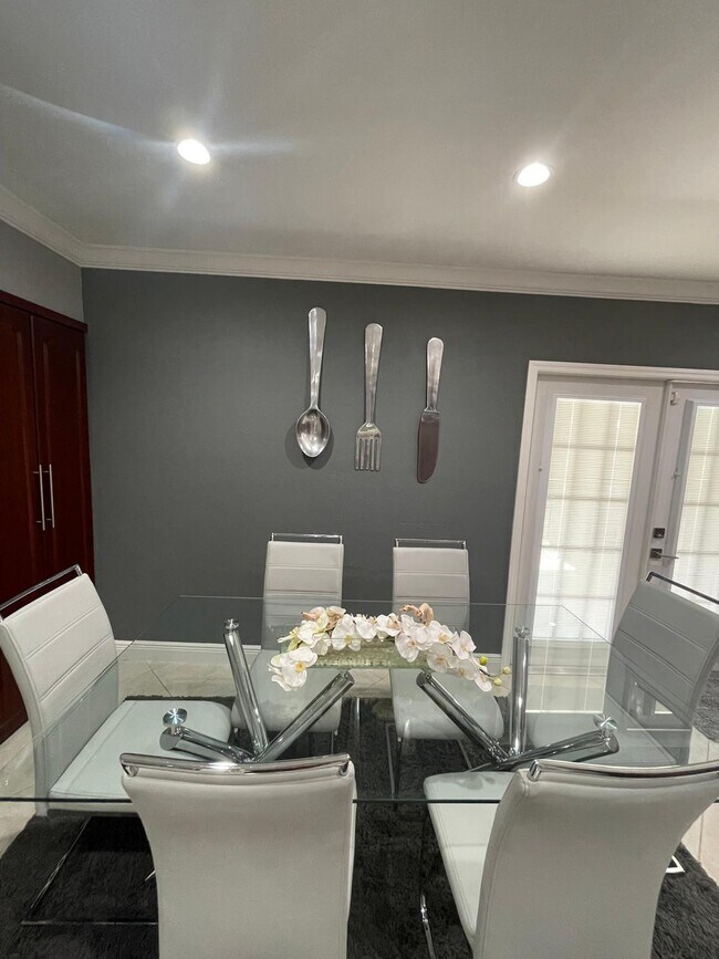 Building Photo - 584 Vossler Ave