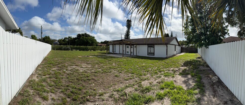 Building Photo - 1701 41st Ter SW