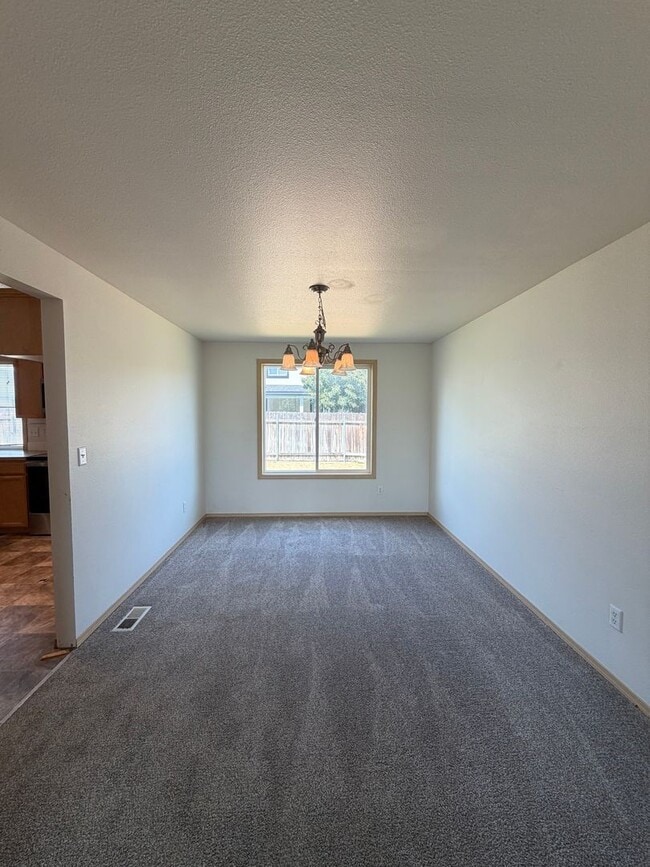 Building Photo - Spacious 4 Bedroom, 2.5 Bath w/3 Car Garage!