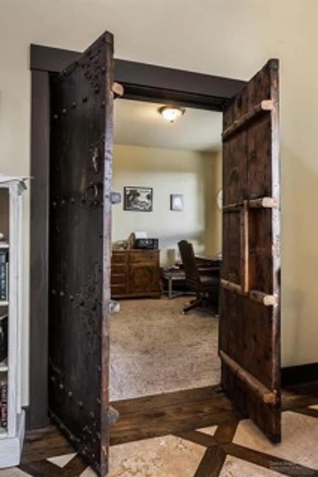 Building Photo - Gorgeous 4 Bedroom Home on Awbrey Butte!