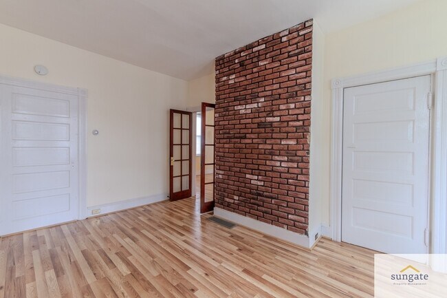 Building Photo - 2900 E Strathmore Ave