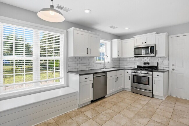 Building Photo - Bright and Airy Three Bedroom Home in Lake...